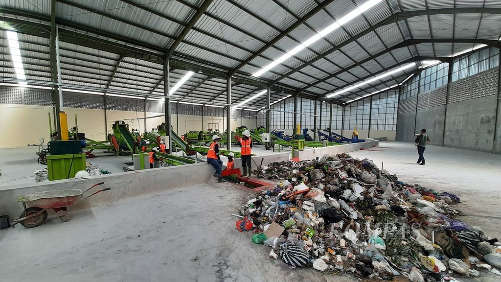 Suasana di Tempat Pengolahan Sampah Terpadu (TPST) Tamanmartani, Kecamatan Kalasan, Sleman, DI Yogyakarta, Kamis (21/12/2023). TPST itu dapat mengolah hingga 90 ton sampah per hari menjadi 45 ton <i>refuse derived fuel </i>(RDF) yang digunakan sebagai bahan bakar industri semen.