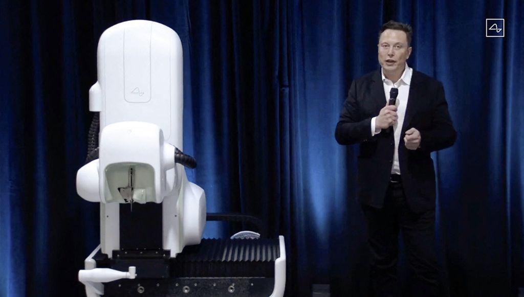 Tayangan video menunjukkan Elon Musk, pemilik perusahaan rintisan Neuralink berdiri di depan robot bedah selama mempresentasikan implan komputer seukuran koin yang dibuat Neuralink, pada 28 Agustus 2020. 