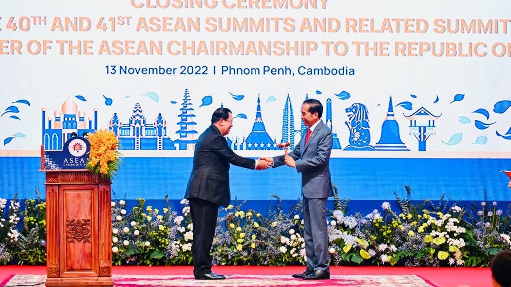 Indonesian President Joko Widodo receives a symbolic hammer from Cambodian Prime Minister Hun Sen to signal the handover of the ASEAN chairmanship from Cambodia to Indonesia at the closing ceremony of the 40th and 41st ASEAN Summits and Related Summits, held on Sunday (11/13/2022) at Sokha Hotel Phnom Penh. Indonesia is the Southeast Asian bloc’s chair for 2023. 