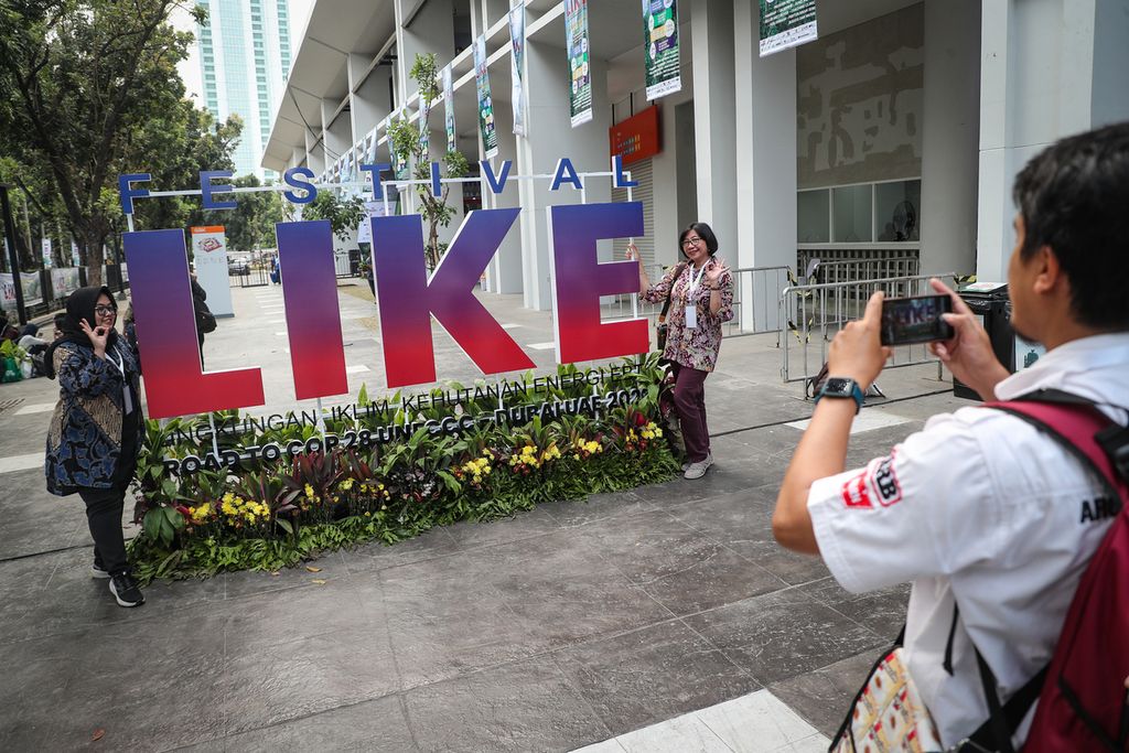 Pengunjung berfoto di instalasi logo Festival Lingkungan, Iklim, Kehutanan, dan Energi Baru Terbarukan (LIKE) di Indonesia Arena, Kompleks Gelora Bung Karno, Jakarta, Minggu (17/9/2023). Festival yang berlangsung pada 16-18 September 2023 ini merupakan rangkaian menuju Konferensi Para Pihak tentang Perubahan Iklim ke-28 (COP28) yang akan diselenggarakan di Dubai, Uni Emirat Arab, pada akhir November 2023. 
