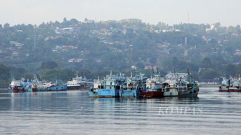Sejumlah kapal ikan eks asing tertahan di Teluk Ambon, Selasa (3/11/2015). Kapal-kapal tersebut tidak diizinkan berlayar setelah pemerintah mulai gencar melakukan pemberantasan <i>illegal fishing</i> sejak November 2014.