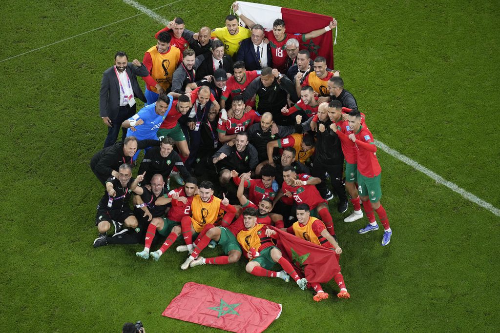 Timnas Maroko berfoto merayakan kemenangan atas Portugal di Stadion Al Thumama, Doha, Qatar, Sabtu (10/12/2022).