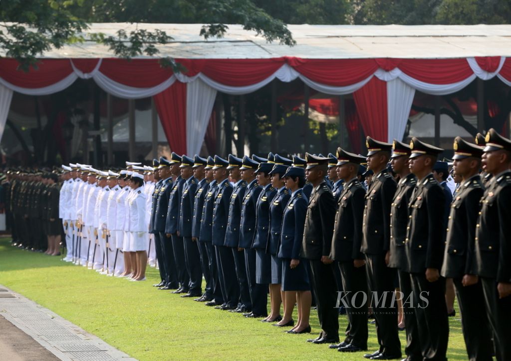 Perwira remaja turut serta dalam Upacara Prasetya Perwira 2017 di halaman depan Istana Merdeka, Jakarta, Selasa (25/7/2017).