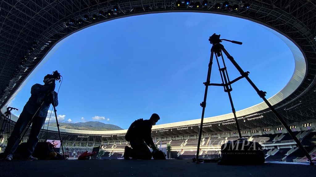 Jurnalis televisi mempersiapkan peralatan untuk mengabadikan acara penutupan PON Papua 2021 di Stadion Utama Lukas Enembe, Kampung Harapan, Kabupaten Jayapura, Papua, 15 Oktober 2021. 