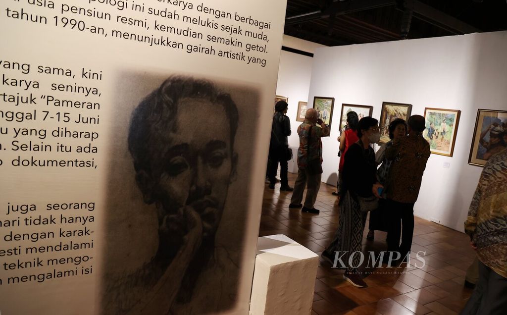 The opening atmosphere of the cultural and art exhibition "Commemoration of 100 years of Koentjaraningrat" at Bentara Budaya Jakarta, Thursday (6/8/2023) night. The 100 years of Koentjaraningrat cultural exhibition will be held until June 15, 2023.
