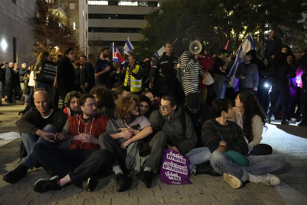 Aktivis melakukan aksi demo di Tel Aviv, Sabtu (7/1/2023) menentang berbagai kebijakan pemerintahan baru Israel yang pandang akan menurunkan kualitas demonstrasi, kebebasan hingga perlindungan pada kelompok minoritas. 