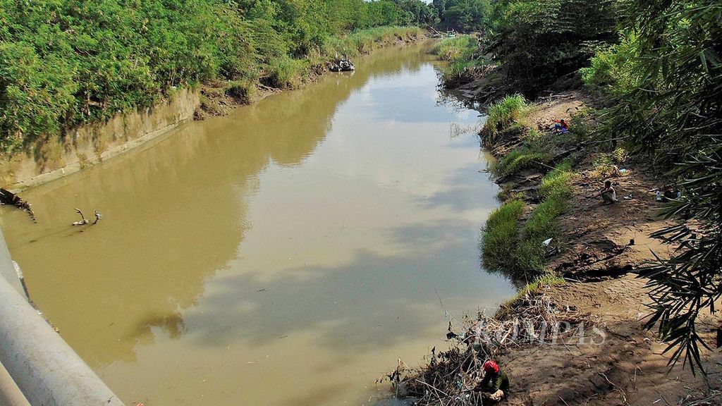 Sedimentasi  di salah satu daerah aliran Sungai Cisanggarung di  Rawaurip, Kabupaten Cirebon, Jawa Barat, Minggu (5/3). Setiap tahun, wilayah bagian timur Cirebon itu  diterjang banjir. Selain hujan deras yang mengguyur, pendangkalan dan penyempitan sungai juga memicu banjir.