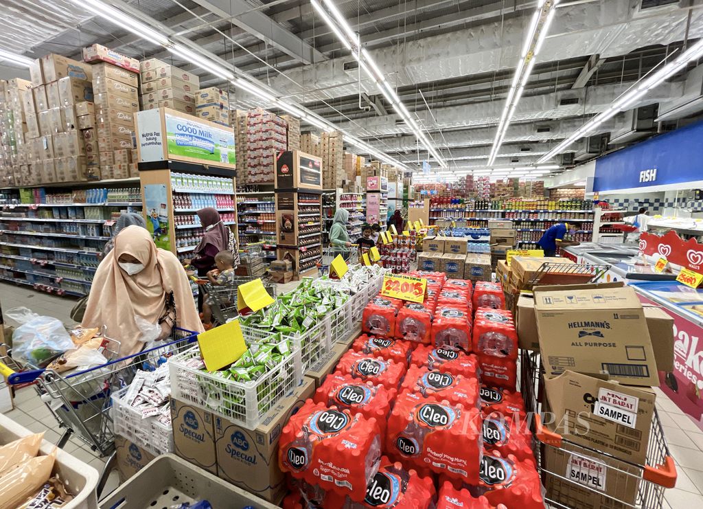 Suasana belanja di supermarket ritel di kawasan Bintaro, Tangerang Selatan, Banten, Selasa (14/3/2023). Warga mulai berbelanja stok bahan makanan jelang puasa Ramadhan.