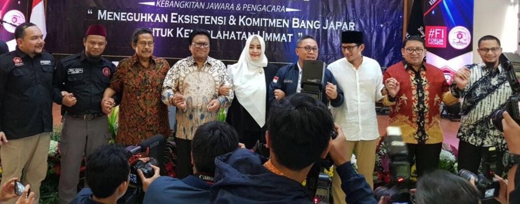 Ketua Umum Bang Japar Fahira Idris bersama sejumlah tokoh lintas partai yang menghadiri milad pertama Bang Japar di Kalibata, Jakarta (25/2/2018).