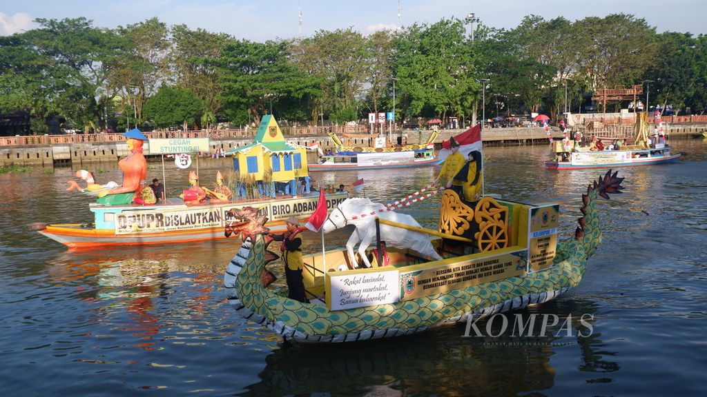 Parade kapal bermotor atau kelotok hias di Sungai Martapura pada pembukaan Festival Wisata Budaya Pasar Terapung 2023 di Banjarmasin, Kalsel, Jumat (11/8/2023). Festival berlangsung pada 9-13 Agustus 2023 dengan menampilkan berbagai atraksi.