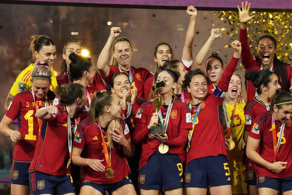 Para pemain Spanyol merayakan sukses mereka merebut trofi Piala Dunia Putri 2023 setelah mengalahkan Inggris, 1-0, pada laga final di Stadion Australia, Sydney, Australia, Minggu (20/8/2023). 