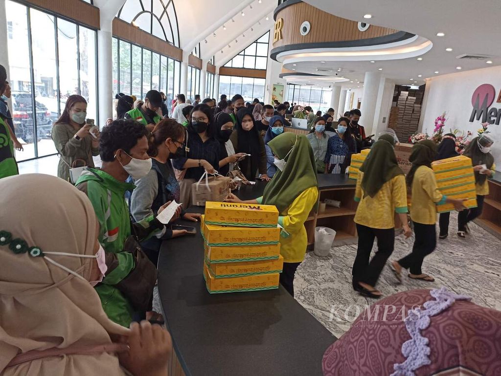 A gift shop in Medan City, North Sumatra, Friday (6/5/2022), was packed with mudik travelers ahead of the peak of the return flow. Typical souvenirs such as bika Ambon, lapis legit, sponge rolls, to passion fruit syrup, sold out to be brought to overseas cities..