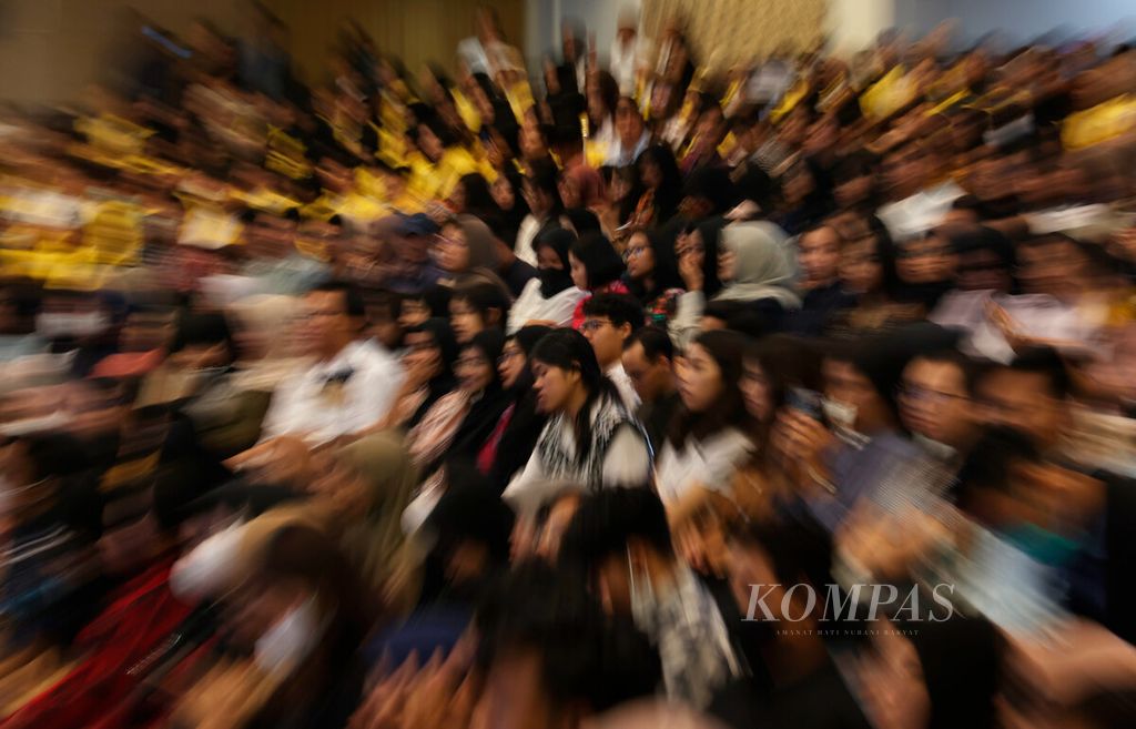 Mahasiswa mengikuti kuliah umum Menteri Keuangan Sri Mulyani Indrawati tentang kebijakan fiskal di Gedung Prof Sudarto, Universitas Diponegoro, Kota Semarang, Jawa Tengah, Senin (23/10/2023). 