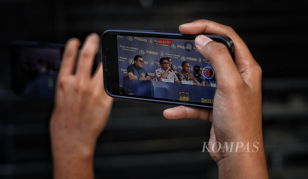 Wartawan merekam Direktur Kriminal Khusus (Dirkrimsus) Polda Metro Jaya Komisaris Besar Ade Safri Simanjuntak saat memberikan keterangan pers tentang pengungkapan kejahatan siber penjualan video penyimpangan seksual di Polda Metro Jaya, Jakarta, Jumat (18/8/2023).