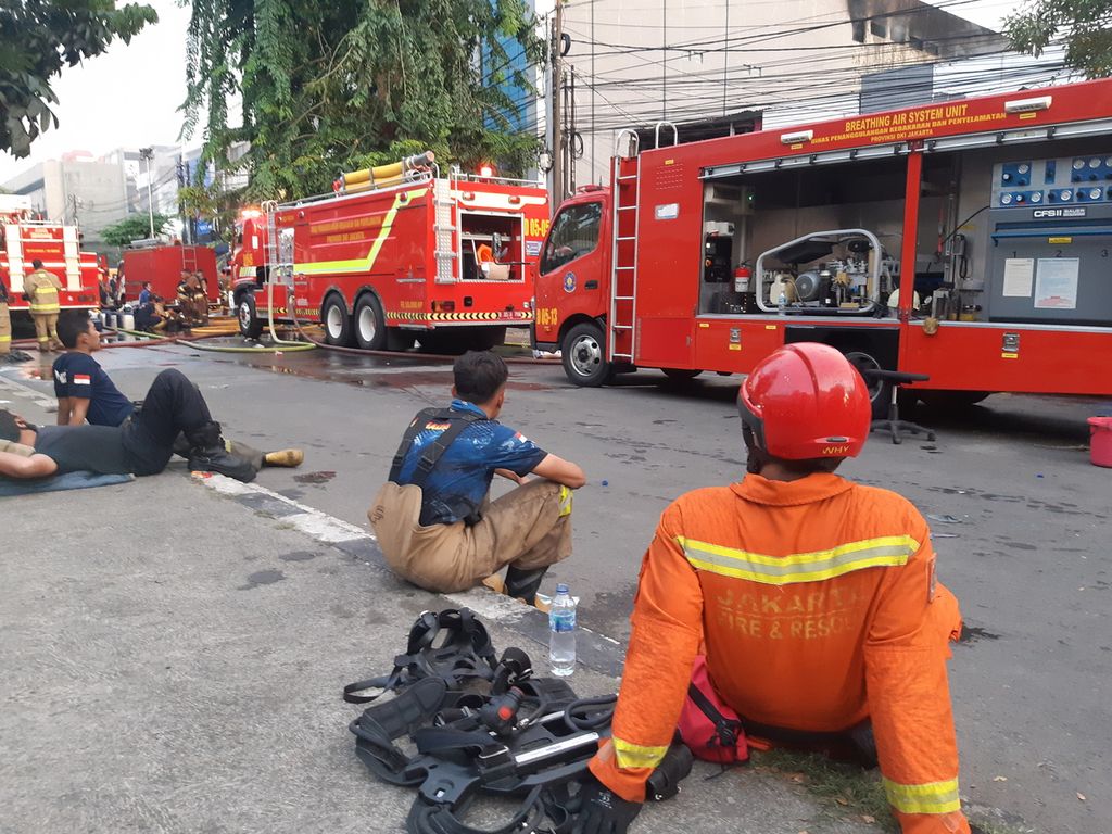 Petugas pemadam kebakaran beristirahat seusai seharian berupaya memadamkan api akibat kebakaran di Jalan Batu Ceper, Kelurahan Kebon Kelapa, Kecamatan Gambir, Jakarta Pusat, Minggu (24/4/2022) sore. 