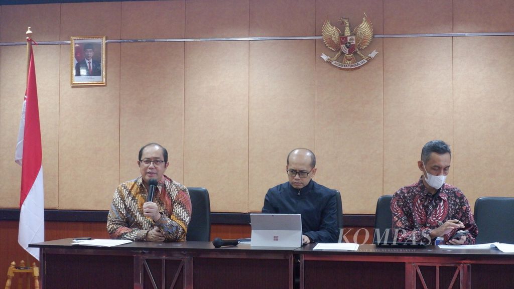 Direktur Jenderal Anggaran Kementerian Keuangan Isa Rachmatarwata (kiri) memaparkan Peraturan Pemerintah Nomor 6 Tahun 2023 tentang Penyusunan Rencana Kerja dan Anggaran di Jakarta, Selasa (7/3/2023).