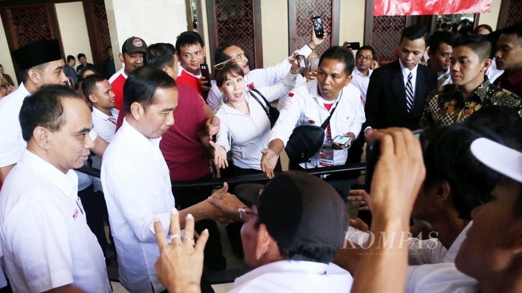 Presiden Jokowi disambut sukarelawan Projo saat meninggalkan lokasi acara penutupan Rapat Kerja Nasional IV Projo di Jakarta, Minggu (16/9/2018). 