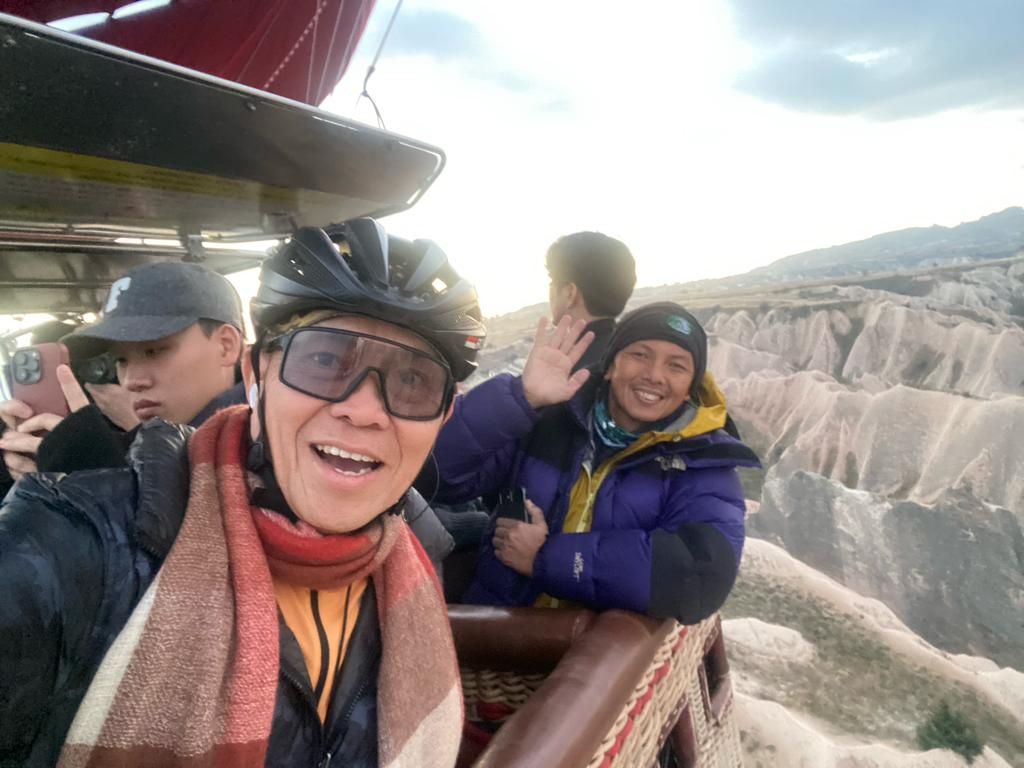 Pesepeda asal Indonesia yang tengah melakukan perjalanan Jakarta-Paris, Royke Lumowa, telah tiba di Turki. Dia dan tim berada di atas balon udara raksasa di Cappadocia.