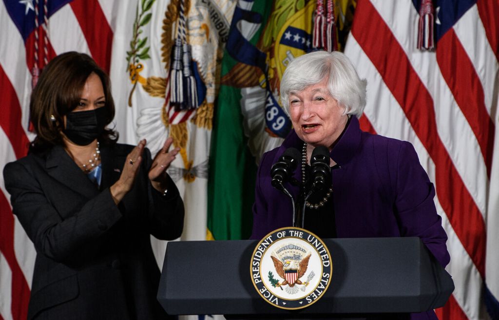 Menteri Keuangan AS Janet Yellen (kanan) mendapat aplaus dari Wakil Presiden AS Kamala Harris dalam sebuah acara di kantor Departemen Keuangan AS di Washington DC, AS, 15 September 2021. 