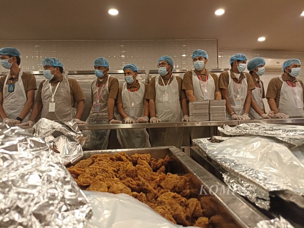 Sejumlah pekerja tengah menyiapkan makanan untuk jemaah haji asal Indonesia di perusahaan katering Raghaeb di Syauqiyah, Mekkah, Arab Saudi, Selasa (14/6/2022). Menu makanan di sini disesuaikan dengan selera Nusantara, seperti rendang, semur, atau ayam goreng.