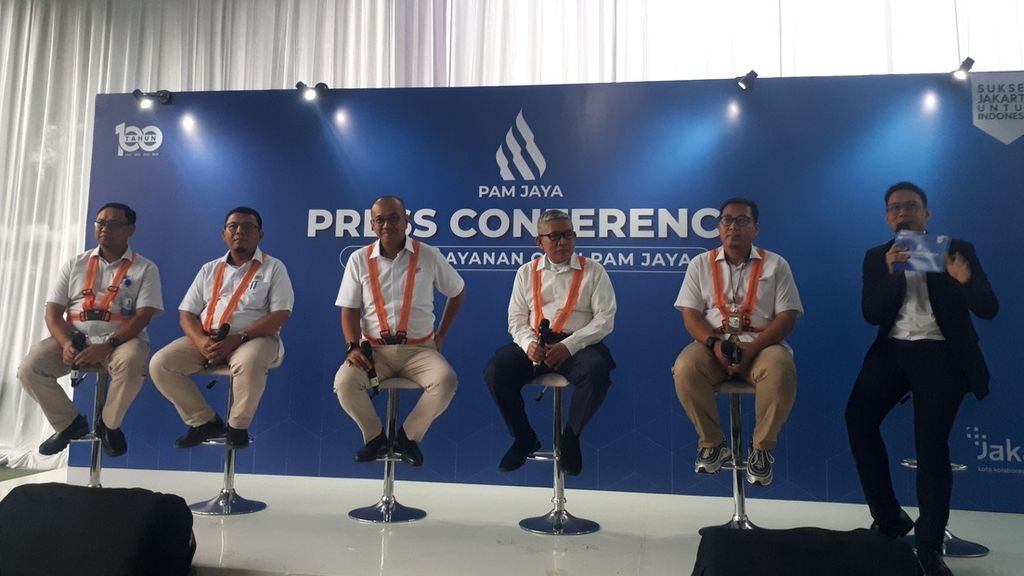 Konferensi pers bersama jajaran direksi PAM Jaya di Kantor Perumda PAM Jaya Pejompongan, Tanah Abang, Jakarta Pusat, pada Rabu (1/2/2023).