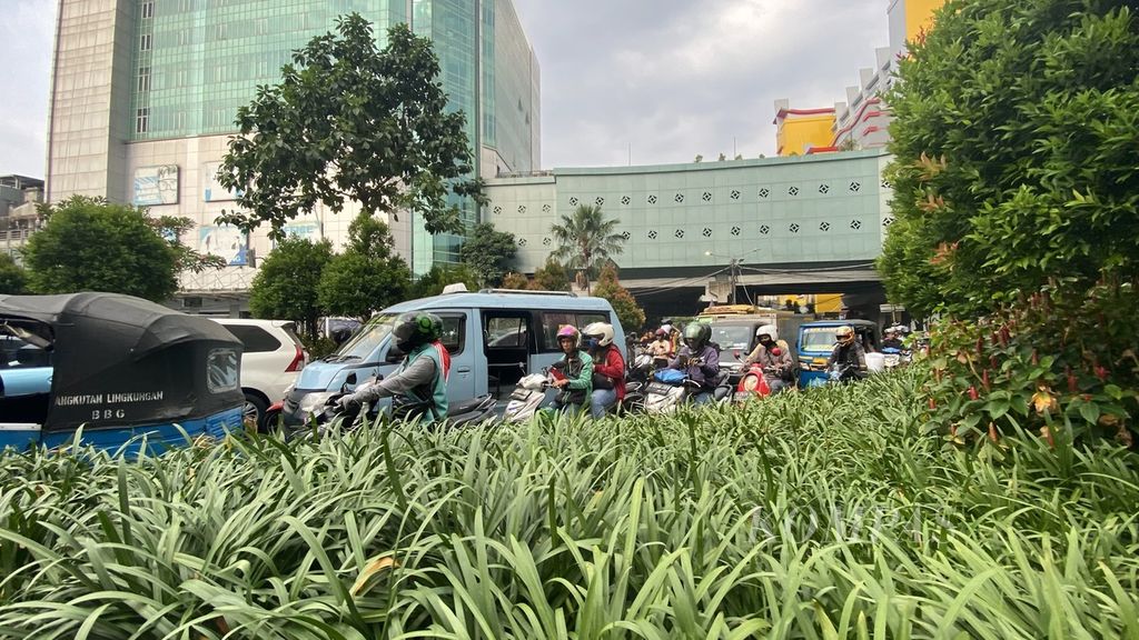 Kemacetan masih terlihat di Jalan KH Mas Mansyur, Jakarta Pusat, Senin (21/8/2023).