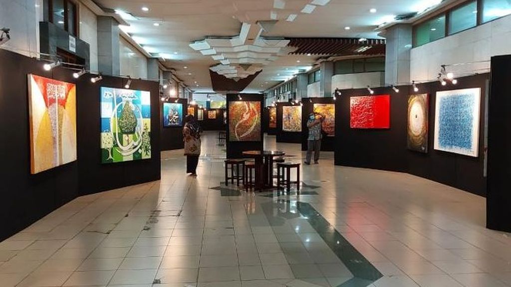 Pameran kaligrafi kontemporer internasional bertajuk “The Power of Quran” digelar di Jakarta Islamic Centre, Jakarta Utara. Pameran yang berlangsung 15-22 April 2022 ini diikuti 102 seniman kaligrafi dari 26 negara.