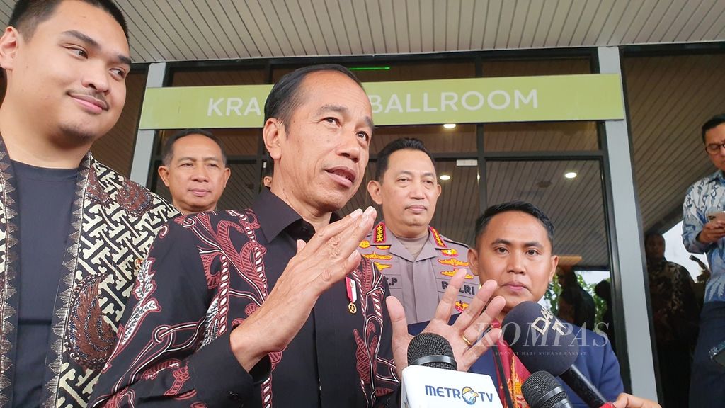 Presiden Joko Widodo memberikan keterangan seusai membuka Kongres XII Hikmahbudhi di Jakarta, Kamis (28/3/2024).