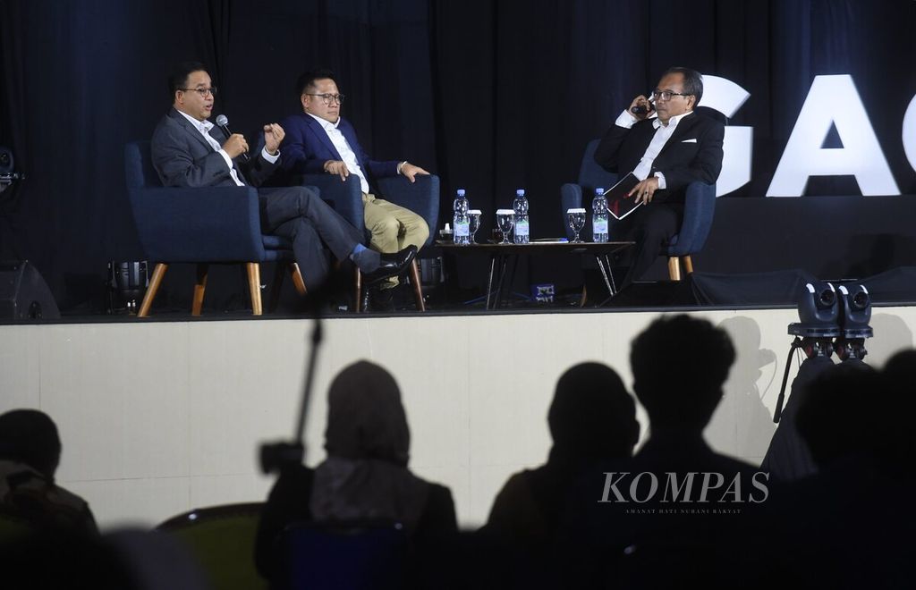 Wakil Pemimpin Umum Harian <i>Kompas</i> Budiman Tanuredjo (kanan) sebagai moderator dan pasangan capres-cawapres Anies Baswedan dan Muhaimin Iskandar dalam acara Gagas RI di Airlangga Convention Center, Surabaya, Rabu (22/11/2023). 