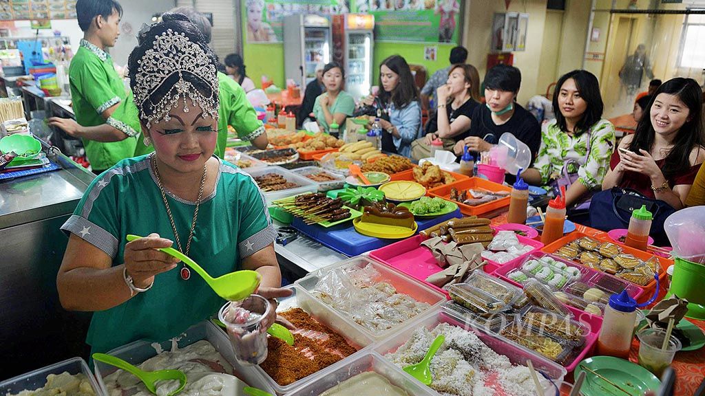 Rumah makan ini selalu ramai dikunjungi pembeli, khususnya saat jam makan siang. Lalu si primadona Ie Suan dengan dandanan khas  melayani pembeli di  Kantin Ie Suan di ITC Mangga Dua sekitar 50 meter dari Acin. 