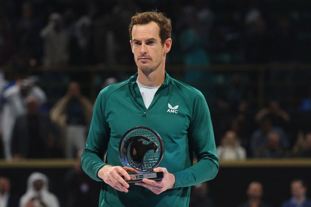 Petenis Inggris Andy Murray berpose di podium dengan piala runner up dari turnamen ATP 250 Qatar Terbuka di Doha, Sabtu (25/2/2023). Murray kalah dari Daniil Medvedev, 4-6, 4-6 pada final. 