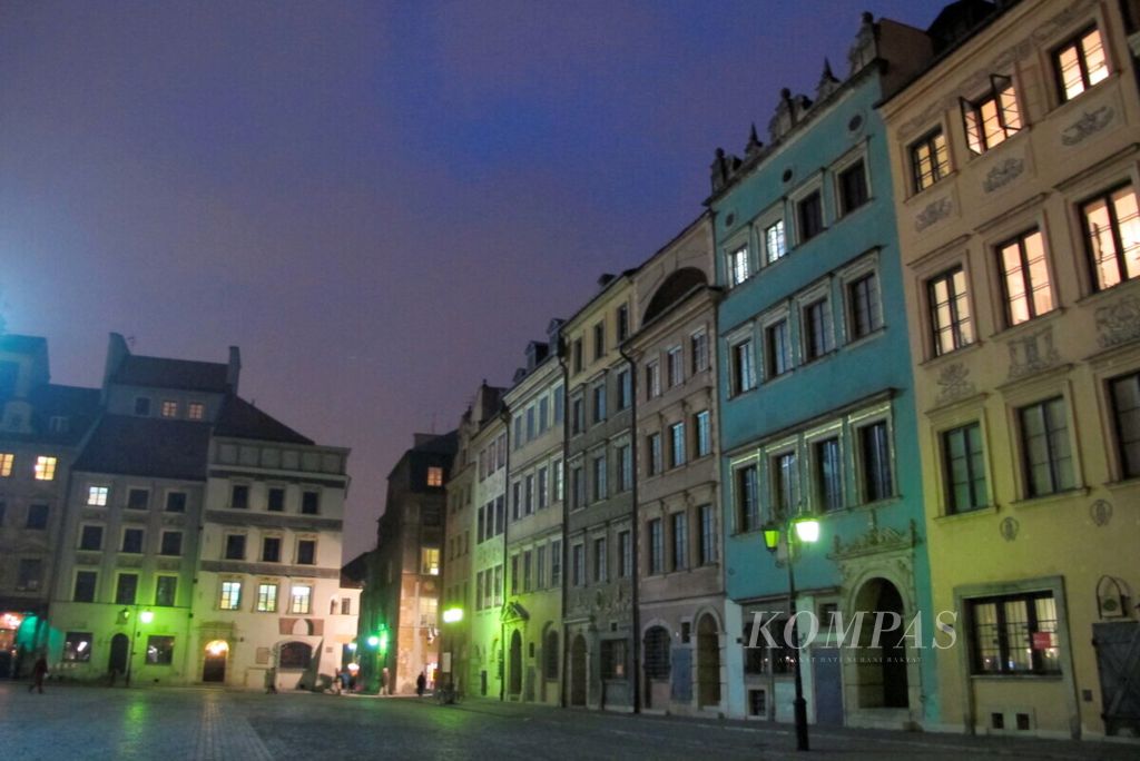 Pusat kota tua tua Warsawa atau Stare Miasto, Polandia, yang sempat hancur pada Perang Dunia II dipulihkan kembali mulai 1949. Sebagian besar bangunan difungsikan menjadi pertokoan, kantor, dan kepentingan pariwisata, seperti terlihat pada 11 Desember 2013 lalu. (Kompas/Irma Tambunan)