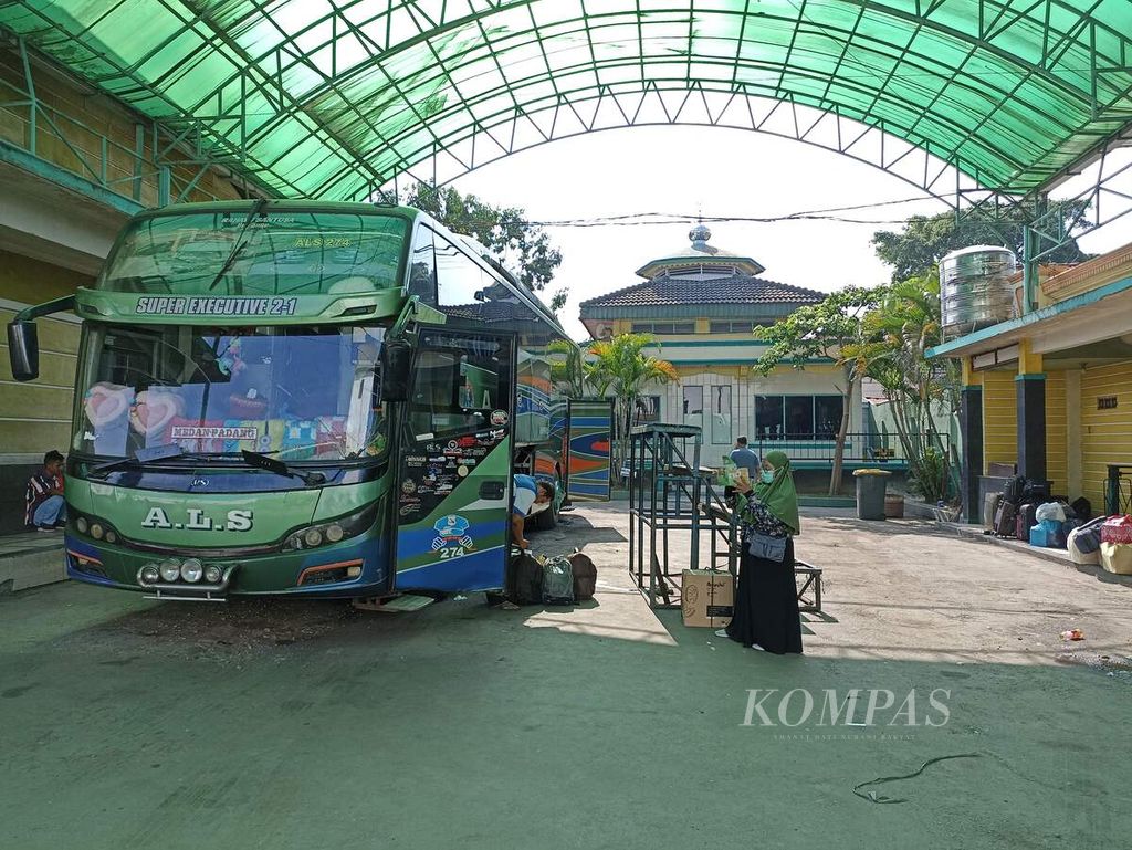 Bus PT Antar Lintas Sumatera jurusan Medan-Padang bersiap berangkat dari loket di Jalan Sisingamangaraja, Medan, Sumatera Utara, Senin (28/3/2022). 