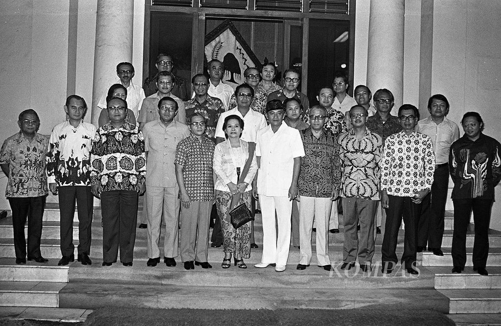 Ketua DPP Golkar Amir Murtono SH Rabu malam (29/3/1978) memimpin pertemuan antara para menteri anggota Golkar dengan DPP Golkar di Jl. Majapahit 29, Jakarta. Menurut Amir Murtono pertemuan ini dimaksudkan untuk meresapkan hubungan para menteri idengan induknya yaitu DPP Golkar.