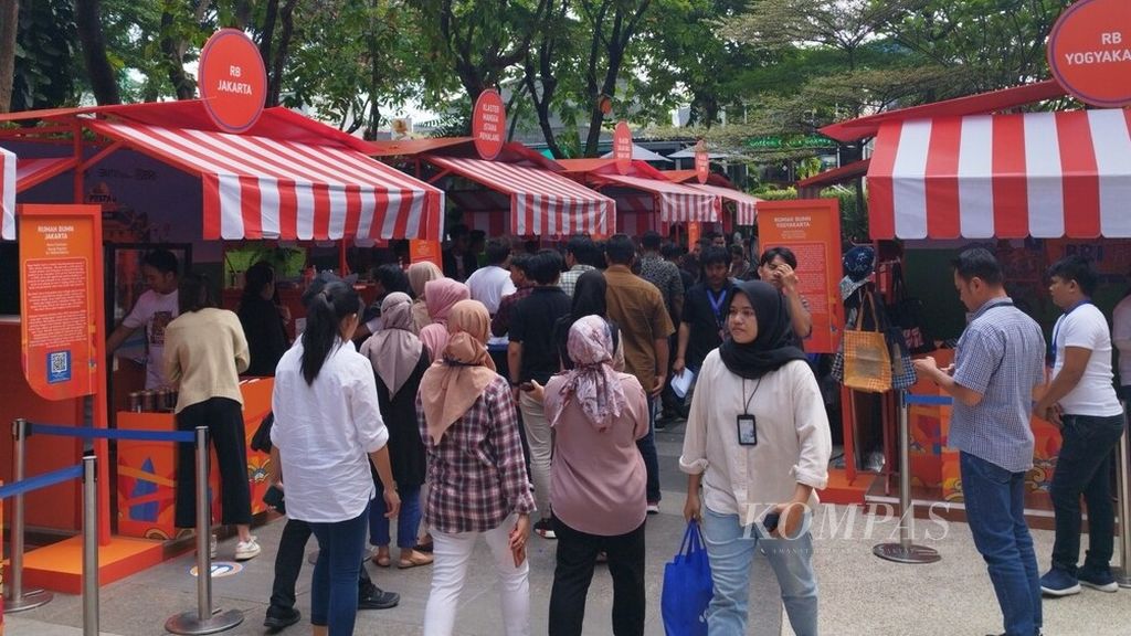 Suasana pameran dalam acara Pekan Rakyat Simpedes 2023, di Taman Aviary Menara BRI, di Jakarta, Kamis (13/7/2023).