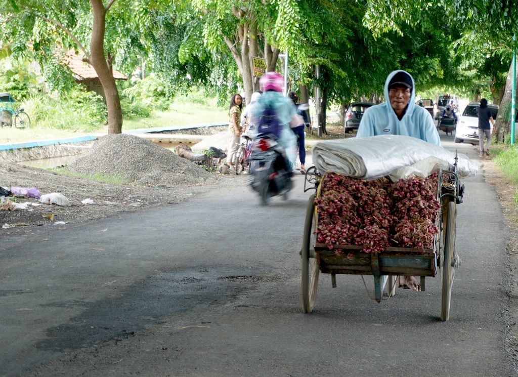 Tukang becak mengangkut bawang merah menuju sentra bawang merah di Desa Padasugih, Kecamatan Brebes, Kabupaten Brebes, Jawa Tengah, Sabtu (19/12/2020). 