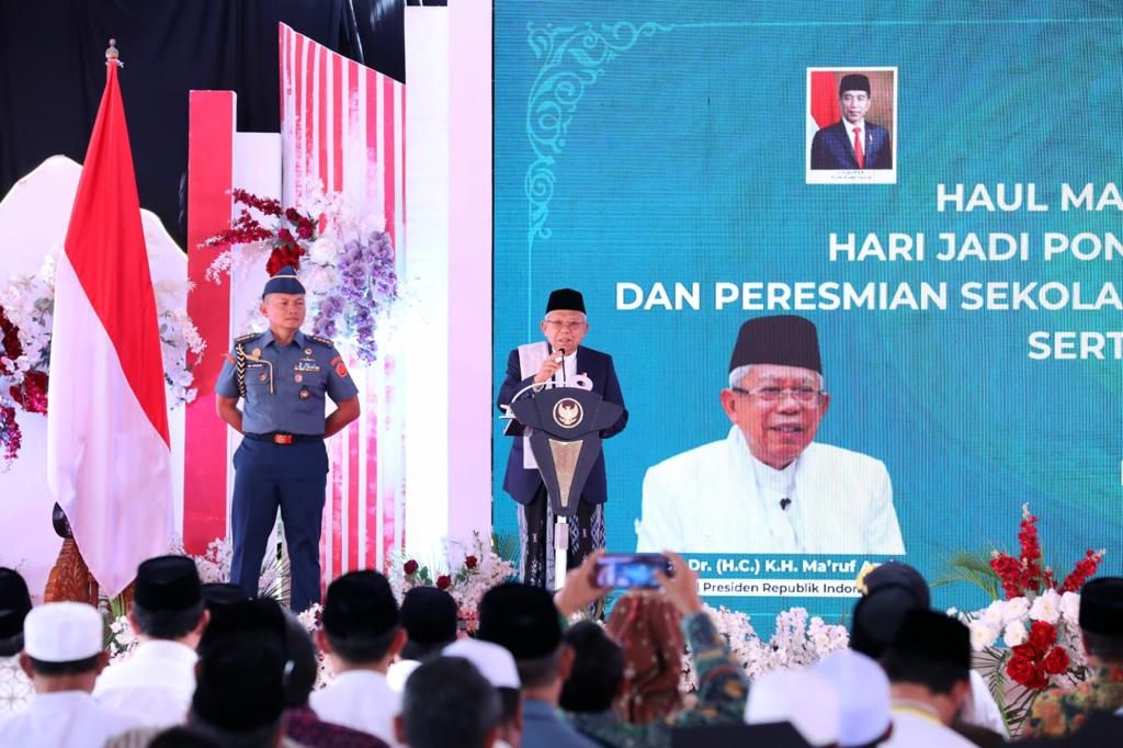 Wakil Presiden Ma’ruf Amin saat menandatangani prasasti peresmian Sekolah Tinggi Ekonomi dan Bisnis Al Anwar di Bangkalan, Jawa Timur, Kamis (31/8/2023). 