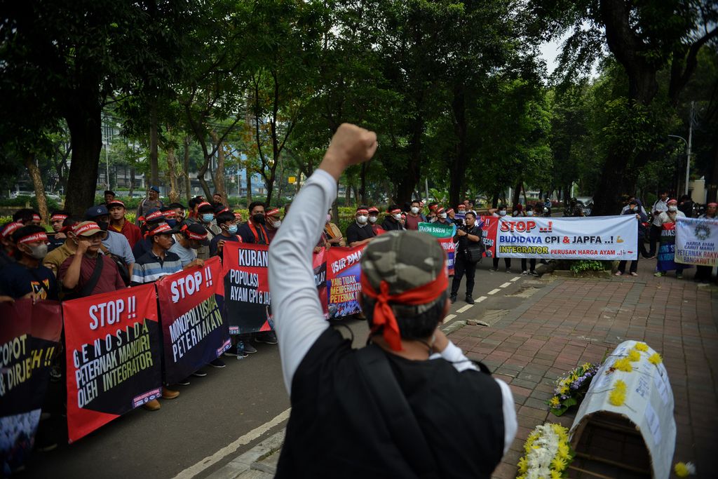 Seorang peserta aksi mengepalkan tangannya saat berorasi di depan gedung Komnas HAM, Jakarta, Senin (13/3/2023).