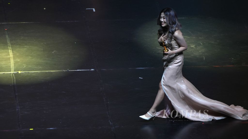 Penyanyi Awdella menerima penghargaan kategori Video Musik Favorit dengan lagunya "Tertawan Hati" dalam Anugerah Musik Indonesia (AMI ) Awards 2023 di JIEXpo Convention Centre, Jakarta, Rabu (8/11/2023). AMI 