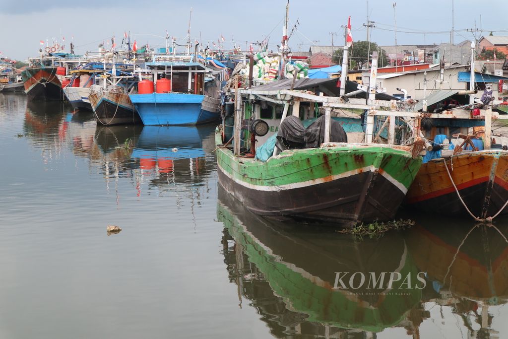 Potret sejumlah kapal yang tertambat di Karangsong, Kabupaten Indramayu, Jawa Barat, Kamis (9/6/2022). Sejumlah kapal berukuran 30 gros ton ke atas tidak melaut beberapa bulan terakhir karena lonjakan harga solar industri yang sempat menyentuh Rp 16.500 per liter.