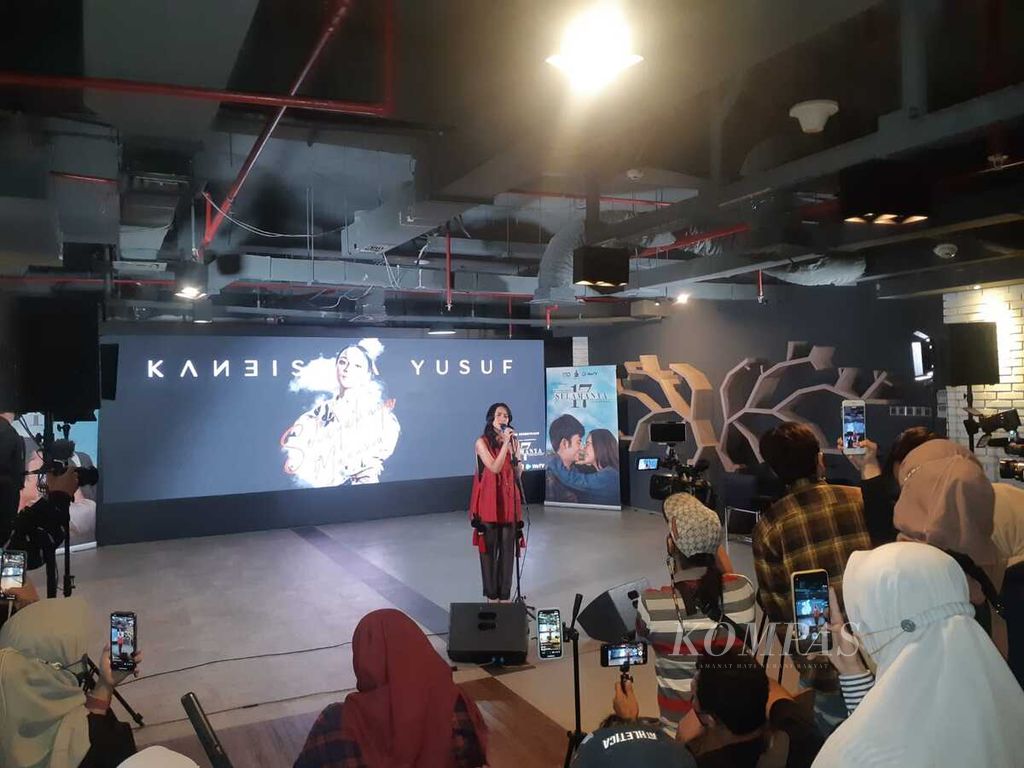 Kaneishia Yusuf menghibur undangan konferensi pers serial 17 Selamanya dengan menyanyikan lagu berjudul "Selayaknya Manusia" di Jakarta, Selasa (8/3/2022).