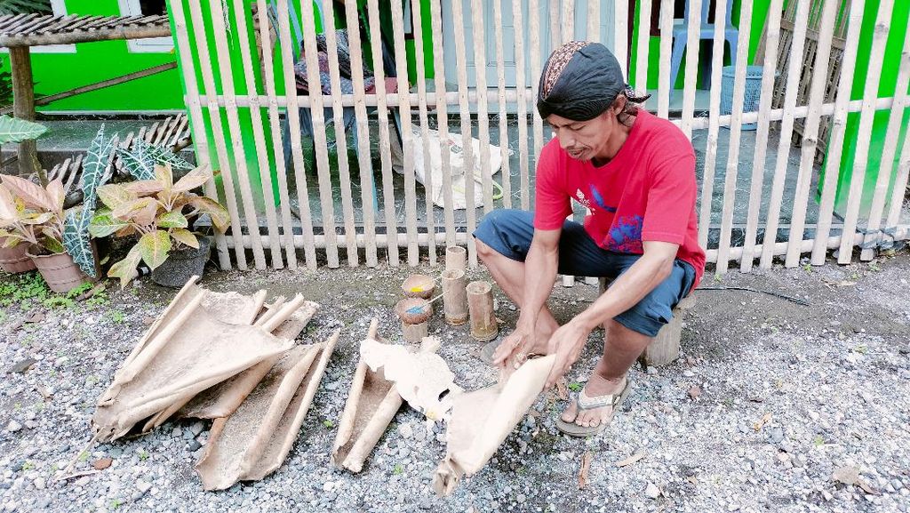 Irfandi menyiapkan kulit bambu yang akan dipakai sebagai bahan baku membuat wayang di Desa Giritengah, Kecamatan Borobudur, Kabupaten Magelang, Senin (4/12/2023).