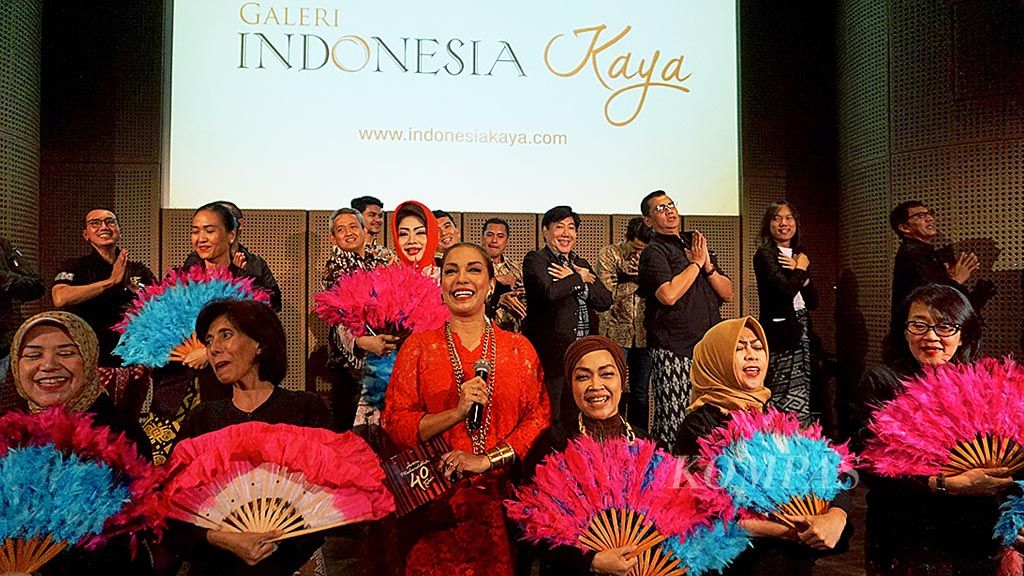 Anggota paguyuban Swara Maharddhika dari lintas generasi menari dan menyanyi di Galeri Indonesia Kaya, Grand Indonesia, Jakarta, Kamis (26/4/2018). Paguyuban yang sudah empat dekade berkarya itu mengadakan Gelar Wicara Wanita Swara Maharddhika.