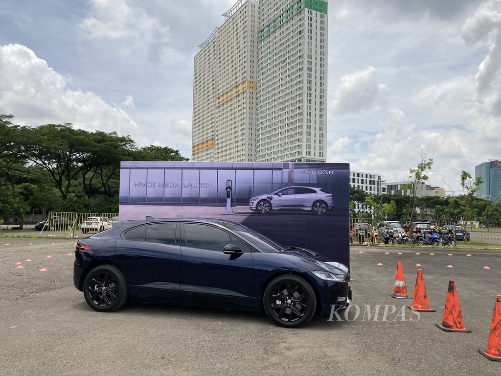 PT JLM Auto Indonesia meluncurkan secara resmi mobil listrik Jaguar I-Pace di kawasan Edutown BSD City, Tangerang, Banten, Selasa (25/10/2022).