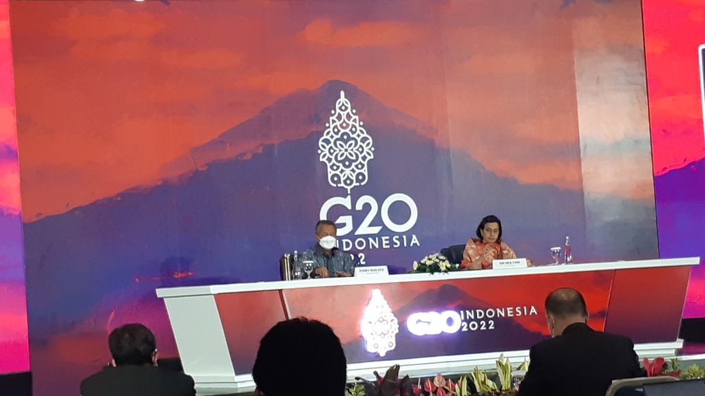 Gubernur Bank Indonesia Perry Warjiyo (kiri) dan Menteri Keuangan Sri Mulyani (kanan) dalam konferensi Pers Hasil Pertemuan Menteri Keuangan dan Gubernur Bank Sentral (FMCBG) Ketiga dalam rangkaian acara G20,  di Nusa Dua, Badung Bali, Sabtu (16/7/2022).