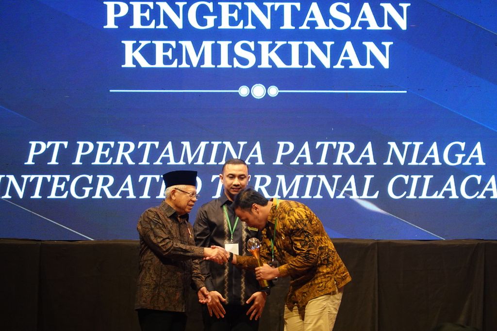 Wakil Presiden Ma'ruf Amin menyerahkan Penganugerahan Padmamitra Award 2022 dengan kategori pengentasan kemiskinan kepada salah satu perusahaan, di Soehanna Hall, Energy Building SCBD, Jakarta, Rabu (4/7/2023). 