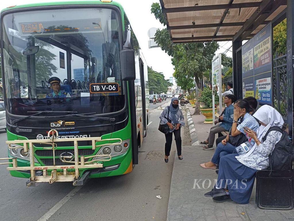 Masyarakat menunggu bus Trans Metro Deli di halte Jalan Balai Kota, Medan, Sumatera Utara, Jumat (8/9/2023). Kementerian Perhubungan akan membangun 17 koridor bus rapid transit (BRT) yang akan dilayani 551 bus di Medan, Binjai, dan Deli Serdang.