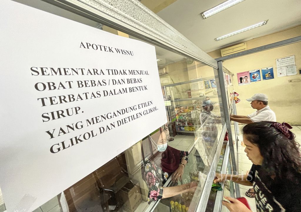 Poster pemberitahuan perihal penghentian sementara penjualan obat sirop di Apotek Wisnu, Ciledug, Kota Tangerang, Banten, Minggu (23/10/2022).