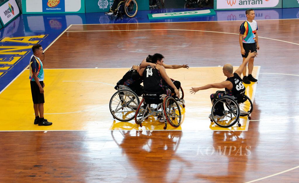 Tim basket kursi roda 3x3 Indonesia melakukan selebrasi setelah mengalahkan Kamboja pada perebutan medali perunggu ajang ASEAN Para Games 2022 di GOR Sritex, Surakarta, Jawa Tengah, Minggu (31/7/2022). 