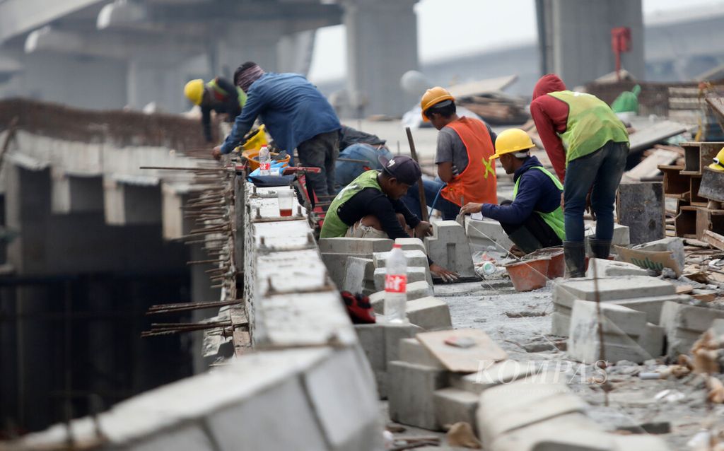 Pekerja membangun konstruksi jembatan pengganti jembatan antilope yang menghubungkan kawasan Jatibening dan Pondok Gede, Bekasi, Jawa Barat, Senin (11/7/2022). 